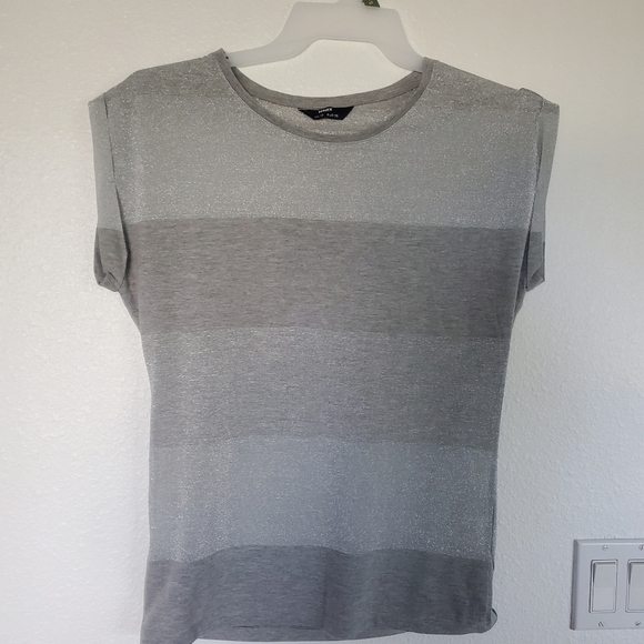 Chic Gray Striped T-Shirt with Shimmering Detailing – Casual & Stylish - Picture 1 of 9